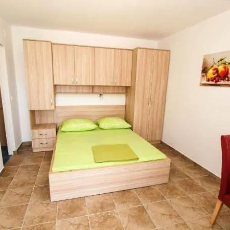 Nikolic 2 アパート